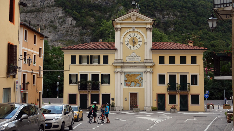 2017-09-04_163414 trentino-suedtirol-2017.jpg - Valstagna - Rathaus